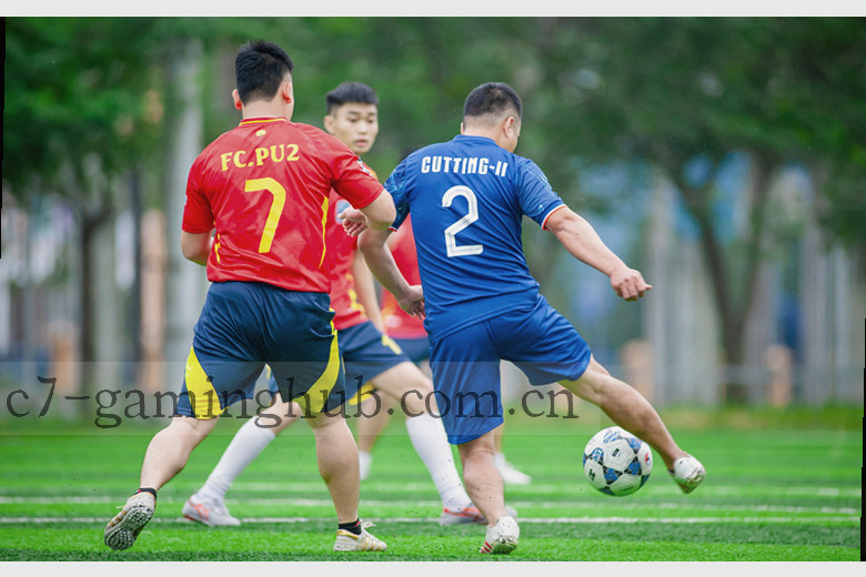 绿茵场上球员凌空抽射